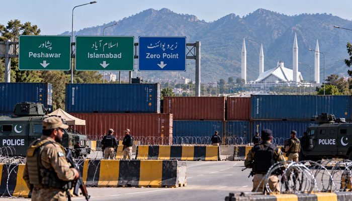 اس مرتبہ تقریباً 38 ہزار اہلکار تعینات کیے گئے ہیں, پی ٹی آئی کے گزشتہ مارچ کے دوران 20 ہزار سے بھی کم اہلکار موجود تھے۔ فوٹو فائل