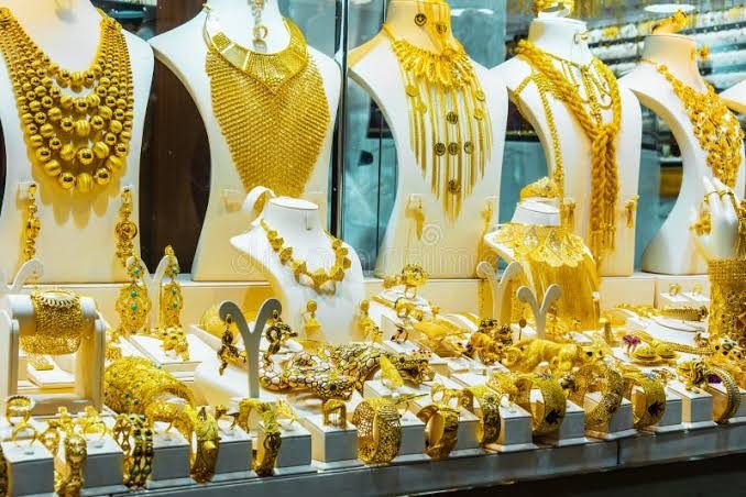 سونے کی قیمت میں بڑی کمی، فی تولہ سونا اب کتنے کا ہوگیا؟