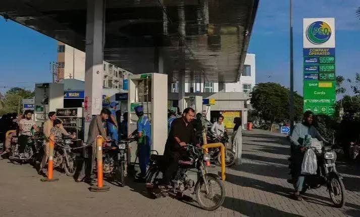 حکومت نے پیٹرول کی قیمت کم اور ڈیزل کی قیمت بڑھا دی