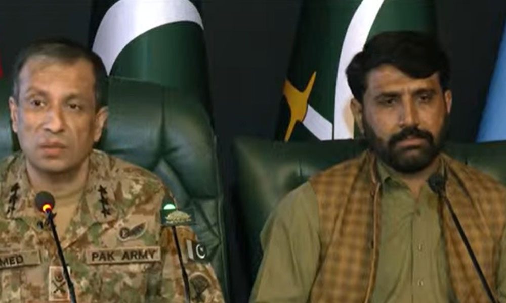 کشمیر میں مارے جانے کا بھارتی دعویٰ، محمد آصف ڈی جی آئی ایس پی آر کی پریس کانفرنس میں زندہ پیش