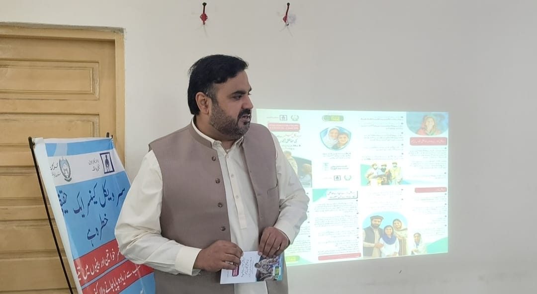 ڈسٹرکٹ ہیلتھ آفس وانا میں ایچ پی وی ویکسینیشن مہم کے حوالے سے منعقدہ آگاہی سیشن کے دوران صحافیوں کو مہم کے مقاصد اور حفاظتی فوائد سے آگاہ کیا جا رہا ہے