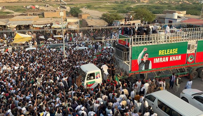 ایمرجنسی یا گورنر راج دونوں کیلئے ضروری حالات موجود ہیں، تاہم آئین میں فراہم کردہ اقدامات کا ایک امتزاج اختیار کیا جا سکتا ہے: ذرائع۔ فوٹو پی ٹی آئی فیس بک