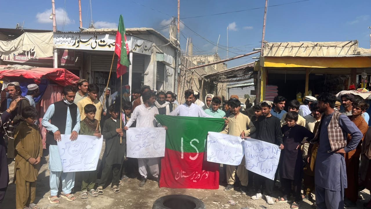 جنوبی وزیرستان میں آئی ایس ایف کا احتجاج، گورنر راج اور سیاسی رہنماؤں کی گرفتاریوں کے خلاف نعرے بازی