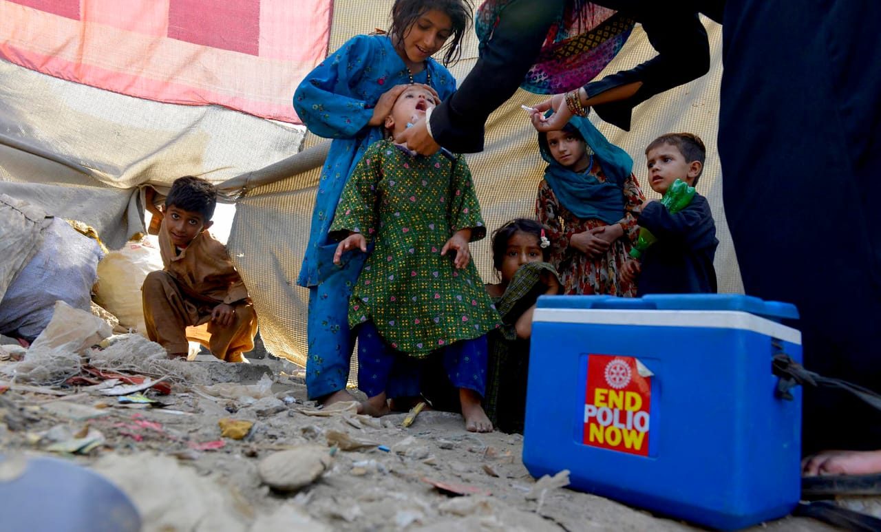 جنوبی وزیرستان میں پولیو مہمات کا حیران کن معاملہ، بچوں کو قطرے پلائے گئے یا صرف انگلیوں پر نشان لگائے گئے؟
