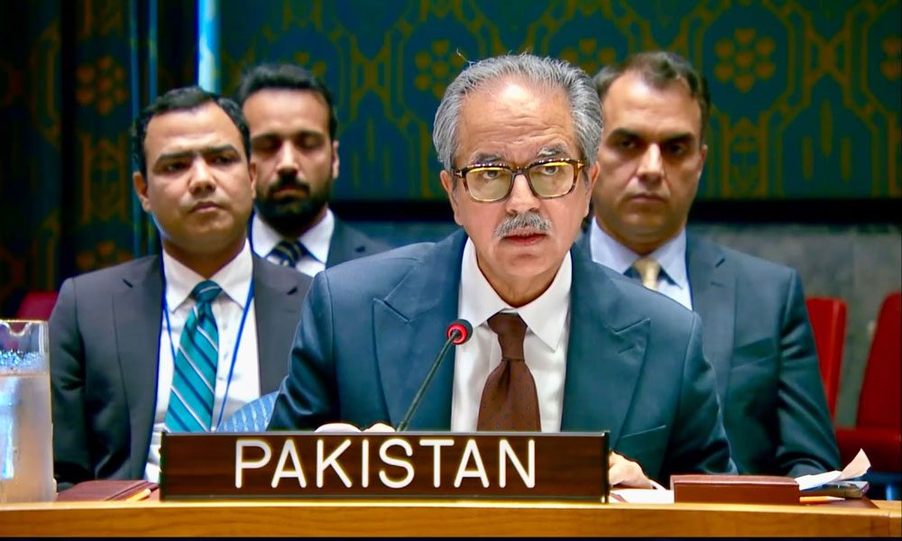 اقوام متحدہ میں پاکستان کے مستقل مندوب عاصم افتخار سلامتی کونسل میں یمن کی صورتِ حال پر ماہانہ بریفنگ کے دوران خطاب کر رہے ہیں۔ (فوٹو: ایکس)