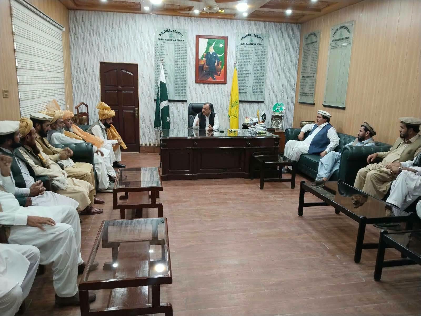 جنوبی وزیرستان لوئر: زمینی تنازع کے حل کیلئے ڈپٹی کمشنر کا سپرکئی مشران سے جرگہ